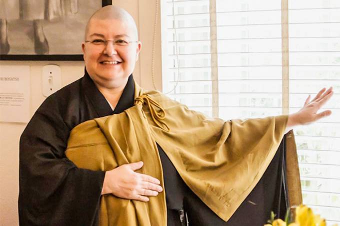 Discípula da Monja Coen investe em redes sociais e é fã de carros e vinhos