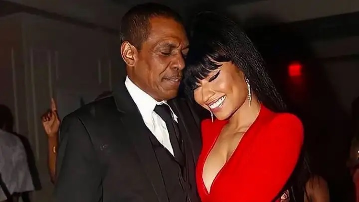 Nicki Minaj abraçada com seu pai