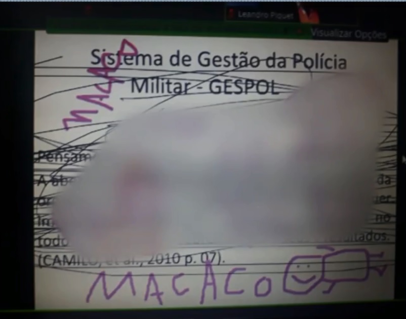 Tela de apresentação, com o meio borrado mas na parte de baixo escrito a ofensa "macaco"