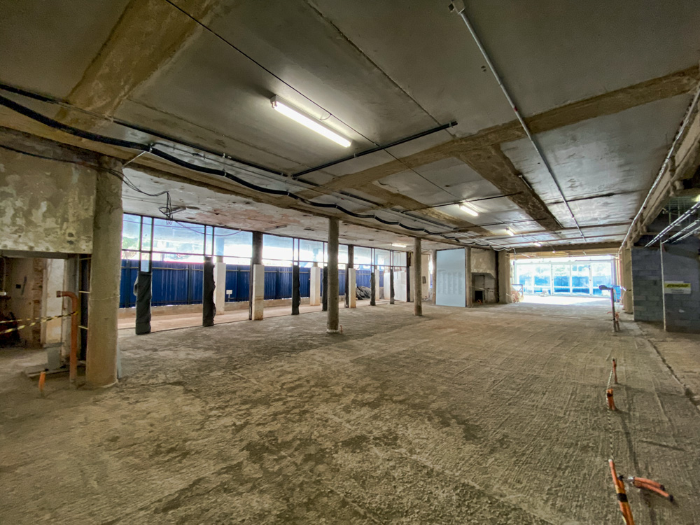 Espaço interno do prédio do Cultura Artística. Ambiente vazio, apenas com pilastras de sustentação.