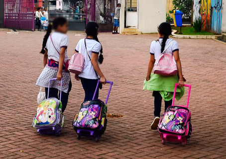 Imagem mostra crianças em direção à saída da EMEF Presidente Campos Salles, em Heliópolis