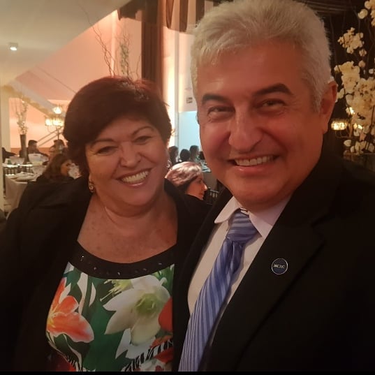 Rosa abraçada com seu irmão Marcos Pontes