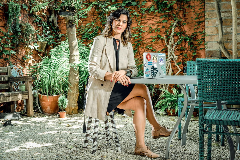 VIVIANESEDOLA_DRCANNABIS_4.JPG Viviane Sedola, sentada em seu jardim