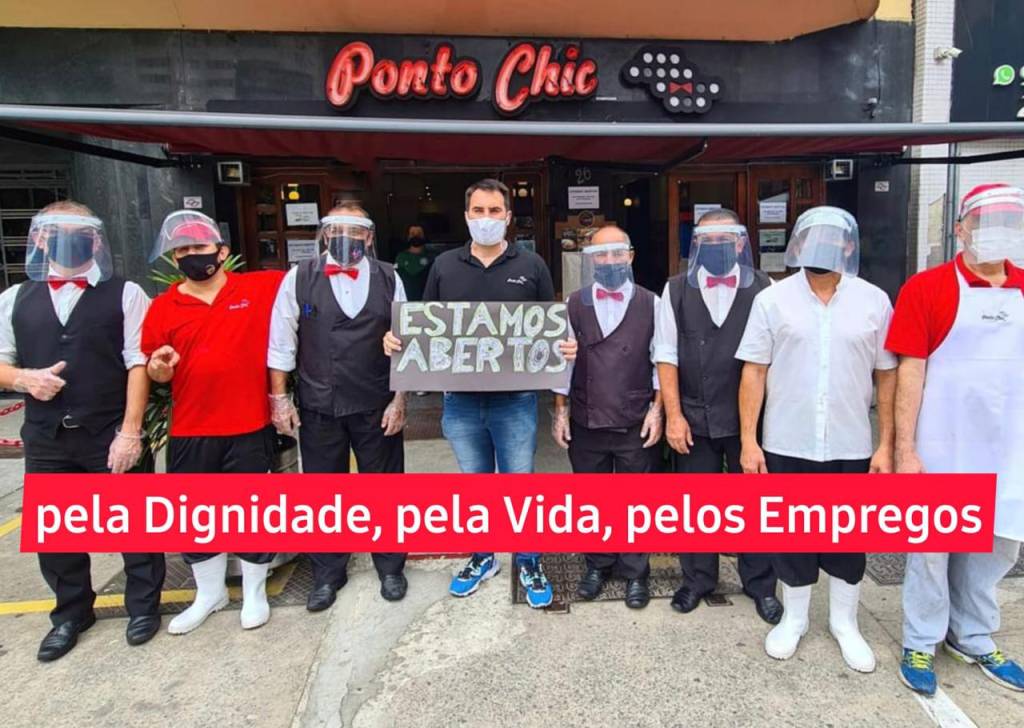 O empresário e a equipe em frente ao restaurante: protesto para funcionar