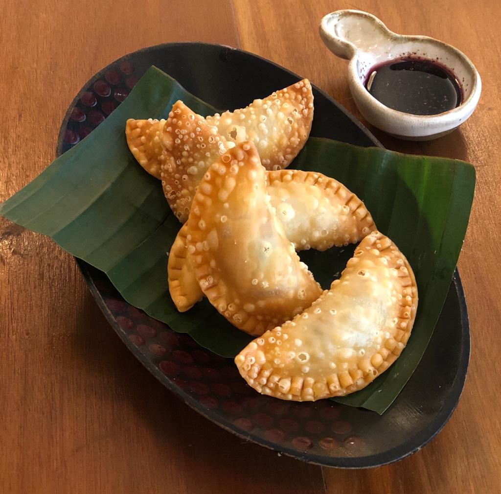 Cuia serve petiscos: pastel de queijo Mandala e cebola caramelada