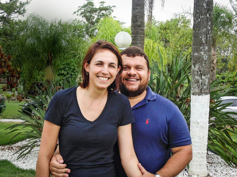 caio e cátia abraçados em parque sorrindo para a foto