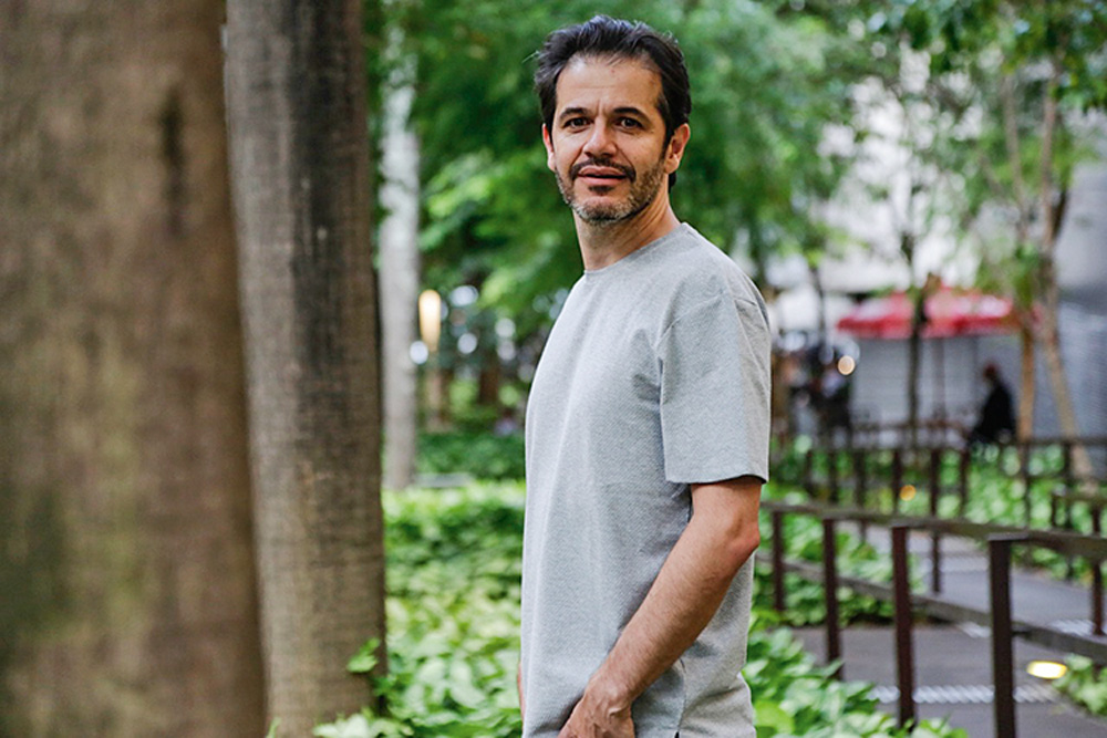 Pausa: o Intervalo do Mundo Imagem mostra o escritor e jornalista Patrick Santos posando para a foto