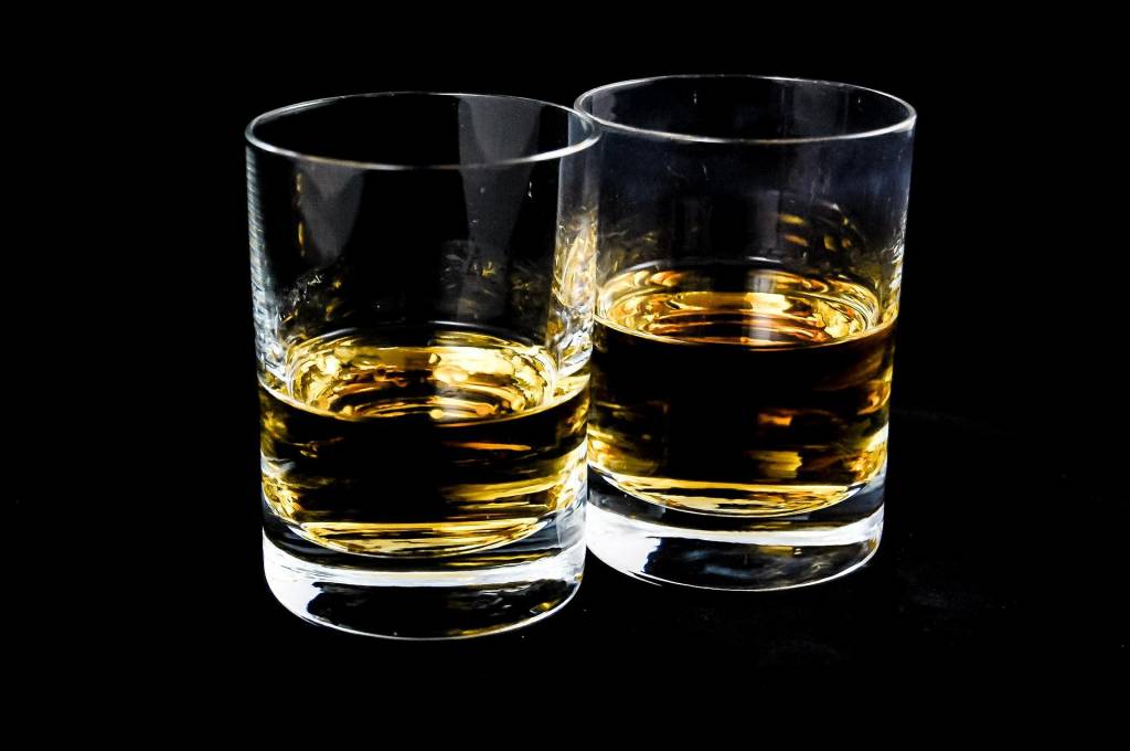 Imagem mostra dois copos com bebida alcoólica