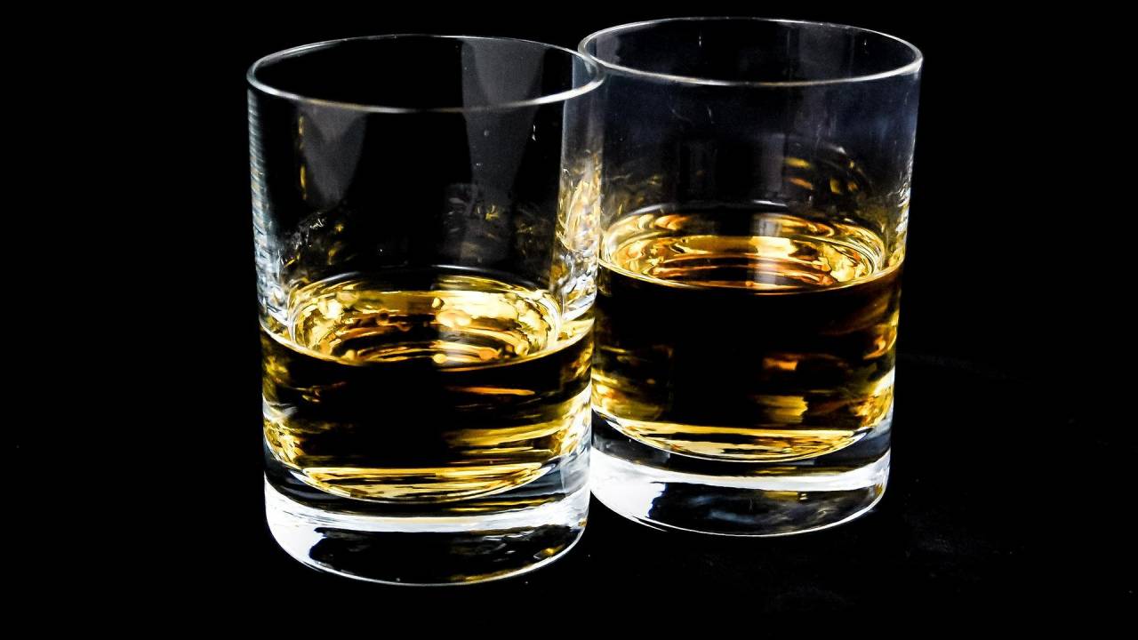 Imagem mostra dois copos com bebida alcoólica