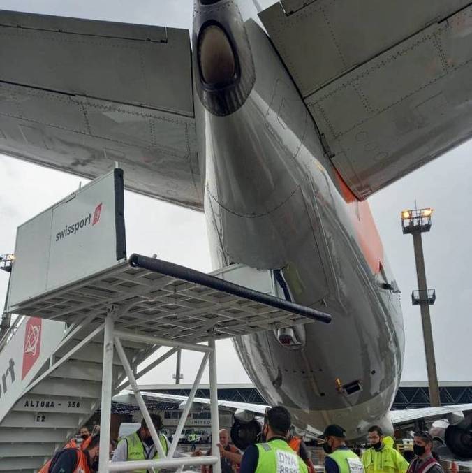 Imagem mostra escada adentrando parte do casco traseiro de avião