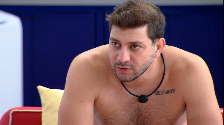 Imagem mostra Caio sem camisa conversando com outro participante do reality show Big Brother Brasil