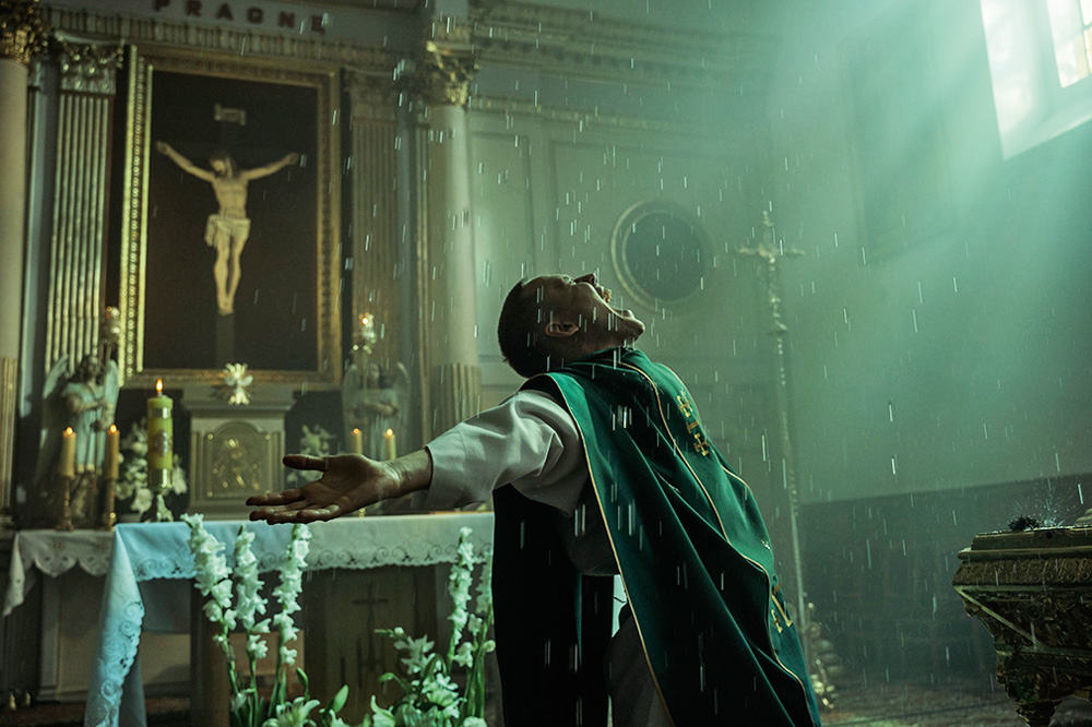 corpus-christi.jpg homem com bata de padre gritando aos céus