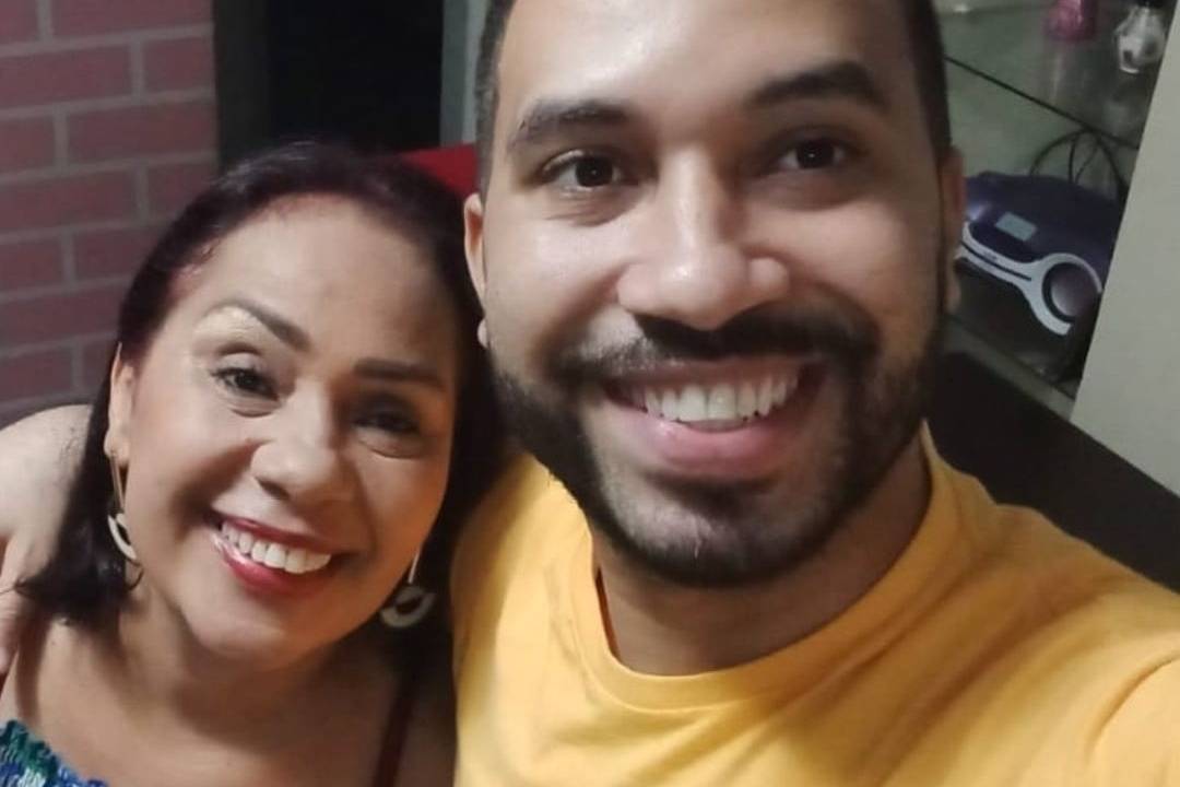 Gilberto Nogueira, do BBB21, abraça sua mãe Jacira Santana