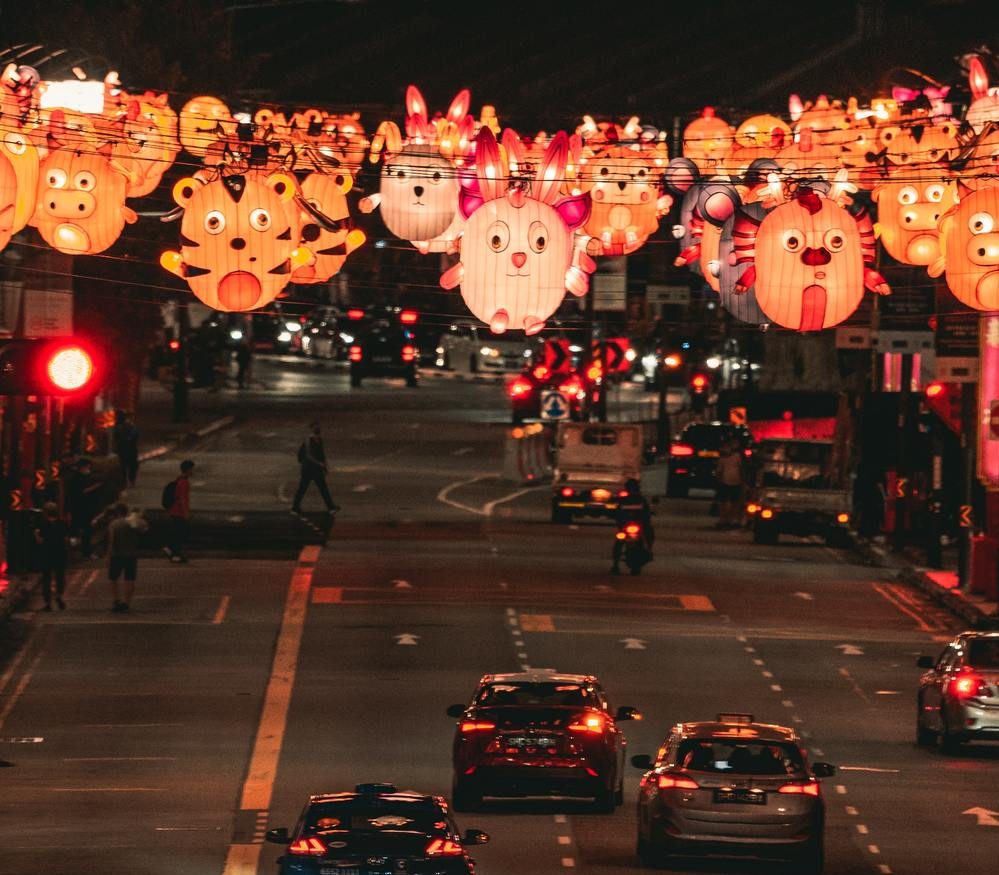 Faixas com decorações de animais penduradas em uma avenida em comemoração ao Ano Novo Chinês
