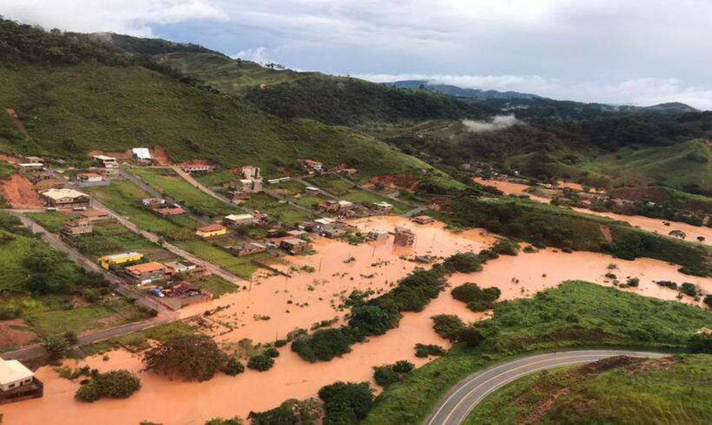 Santa Maria de Itabira: várias casas estão debaixo d’água devido ao transbordamento do Rio Girau