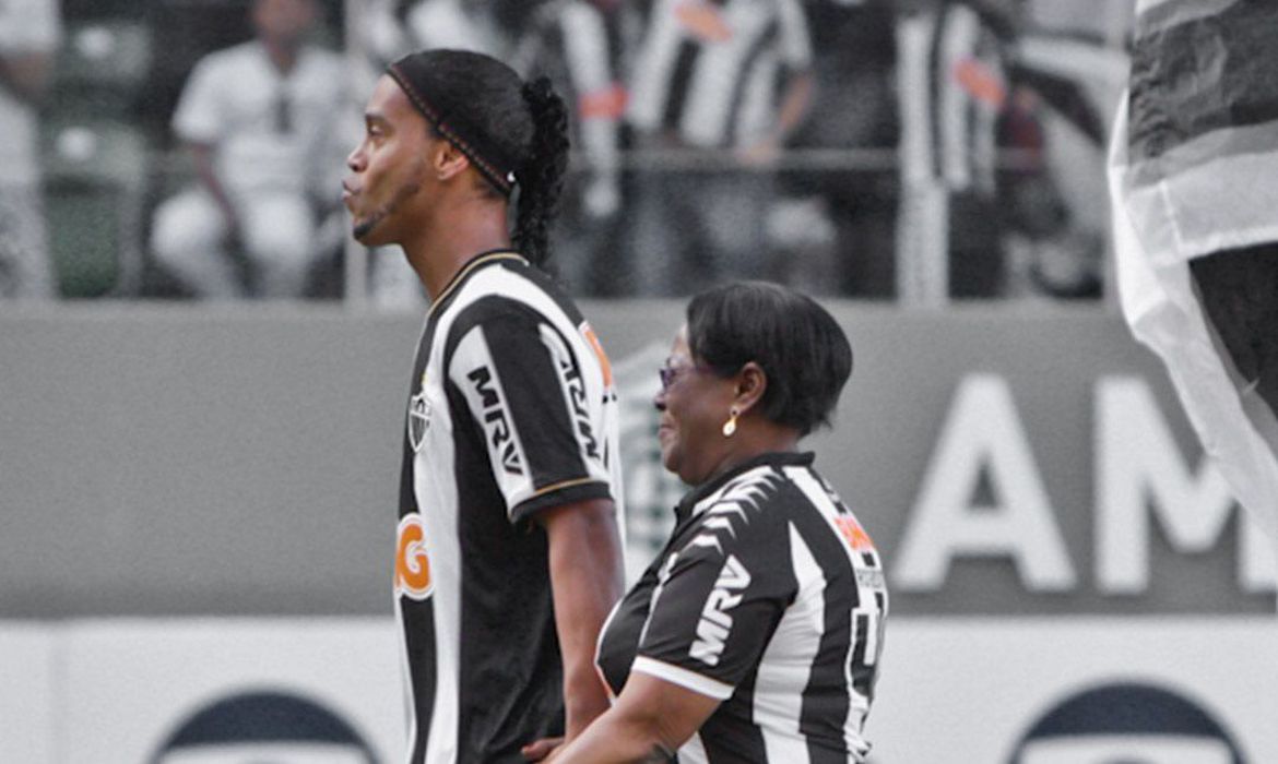 Ronaldinho Gaúcho e a mãe Dona Miguelina: ela estava internada desde dezembro