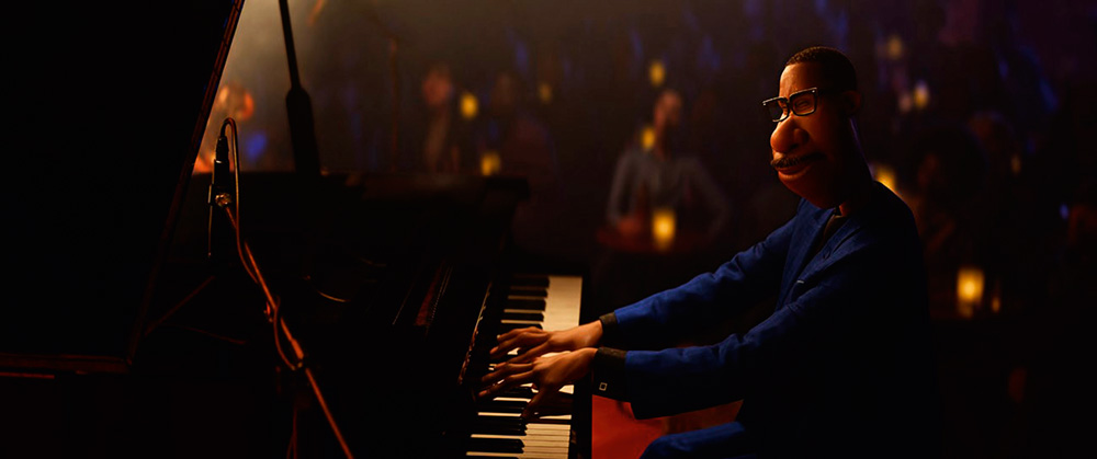 Cena do filme mostra personagem principal tocando piano