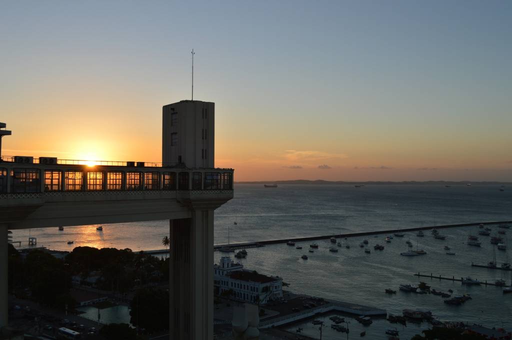 Imagem mostra pôr do sol no Elevador Lacerda, em Salvador, Bahia