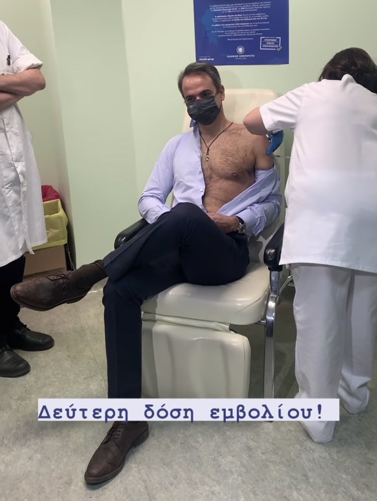 Imagem mostra primeiro ministro grego tomando a vacina com parte da camisa desabotoada