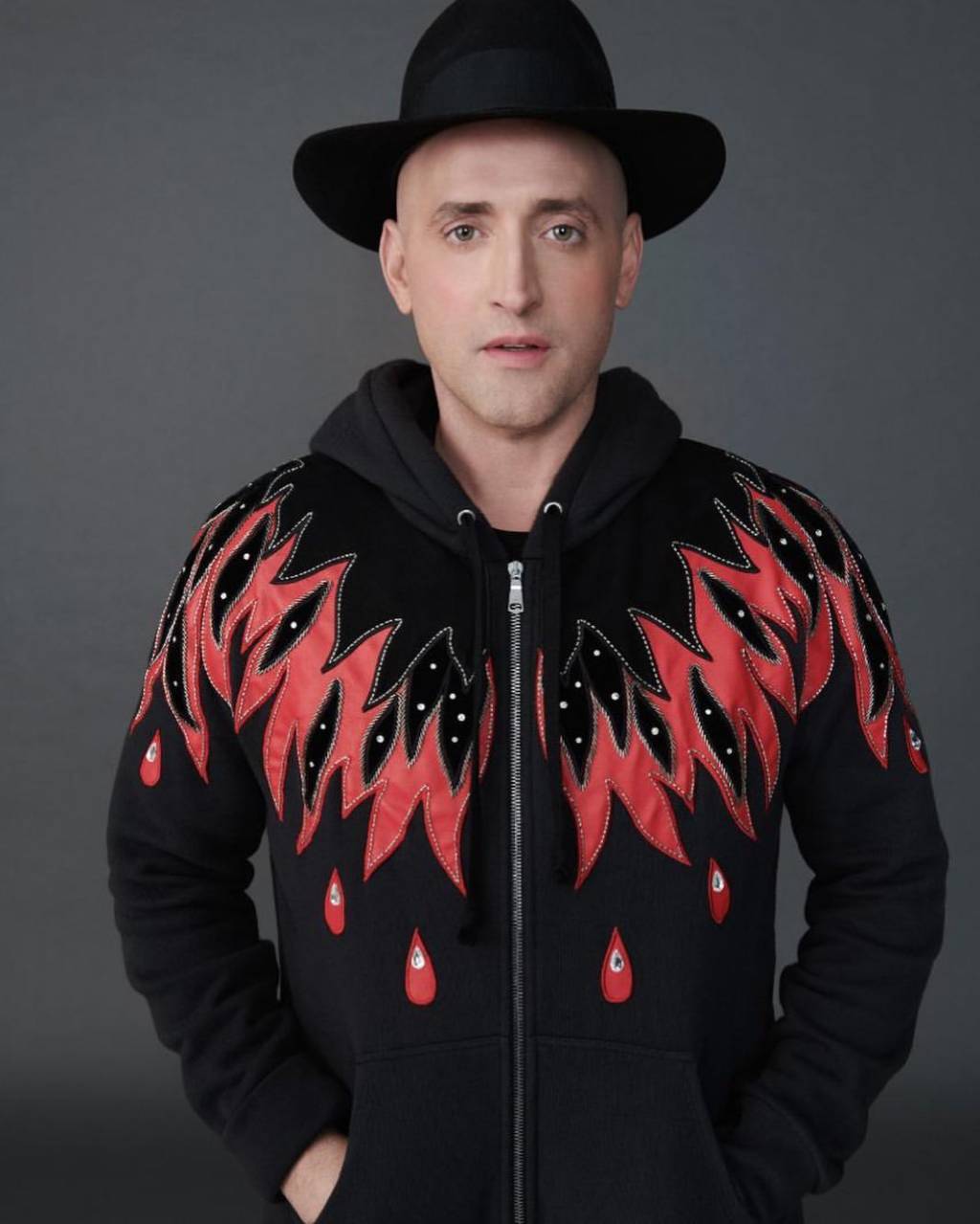 Imagem de Paulo Gustavo com jaqueta e chapéu preto