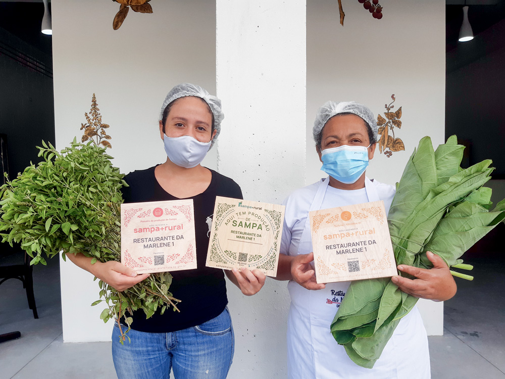 Kelly com a mãe, Marlene Pereira Silva: itens agroecológicos no delivery