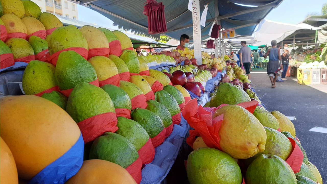 Barraca de frutas em feira da Mooca, no dia 14 de março de 2021