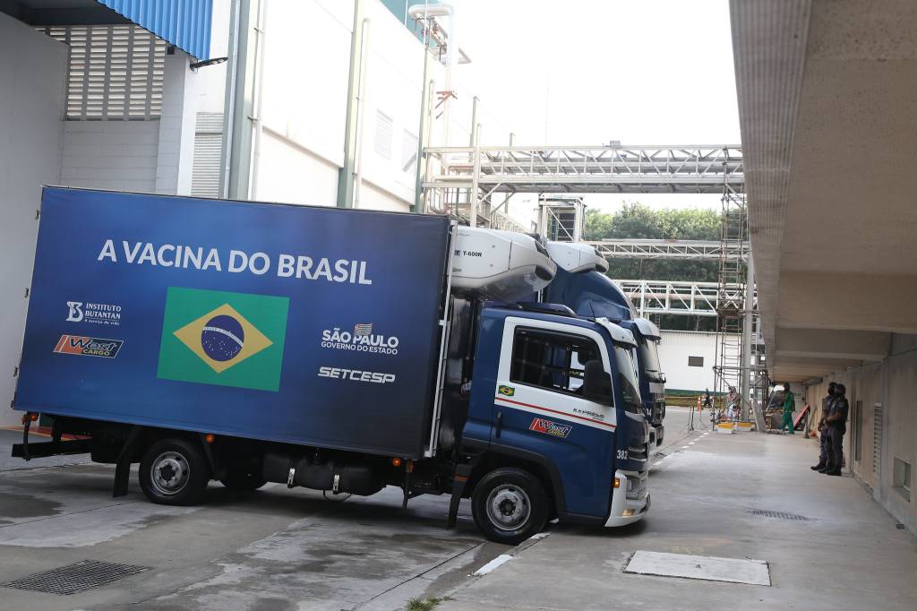 Imagem mostra caminhão com carreta estilizada, onde pode-se ler: Vacina do Brasil. Na sequência, uma bandeira do Brasil está estampada, a bandeira do estado de São Paulo e o logotipo do Instituto Butantan