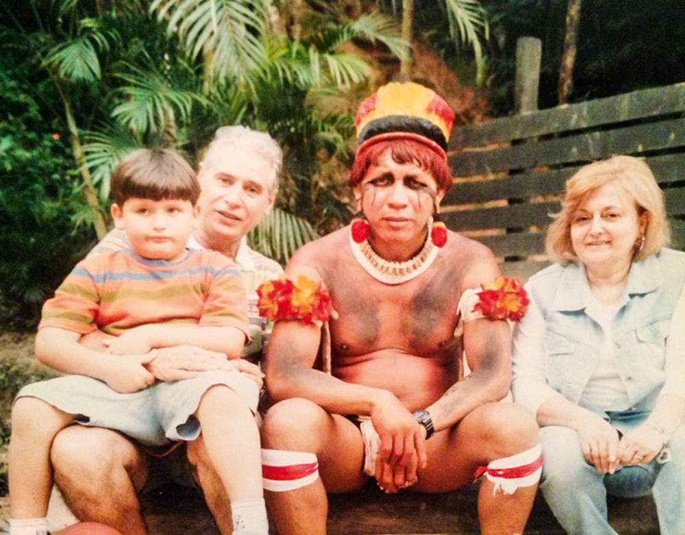 foto antiga de Ana Carolina Begliomini Nicola com seus pais e um indígena
