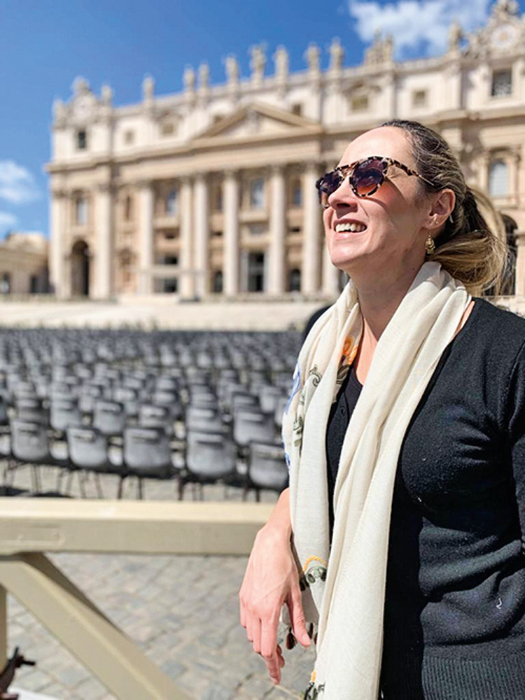 Ana sorrindo de lado olhando para cima