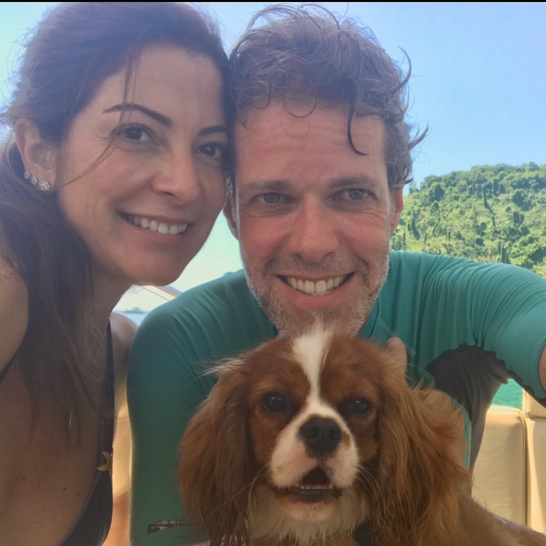 A apresentadora Ana Paula Padrão ao lado do marido Gustavo Diament e o cachorrinho Mané.