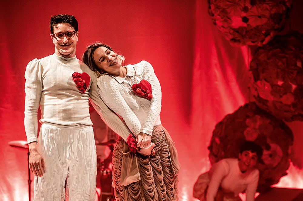 Isadora Medella e Tiago Hertz na peça Contos Partidos de Amor