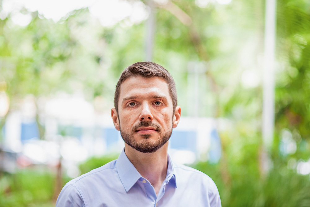 guilherme polanczyk posando para a foto com expressão séria