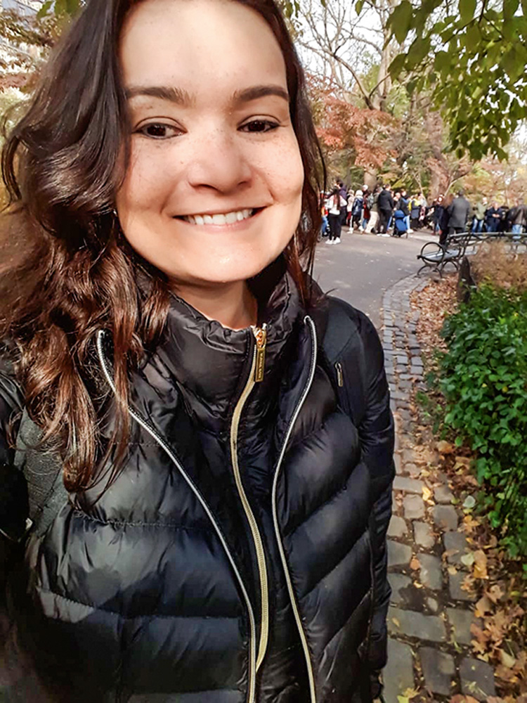 Debora Rodrigues sorrindo para selfie
