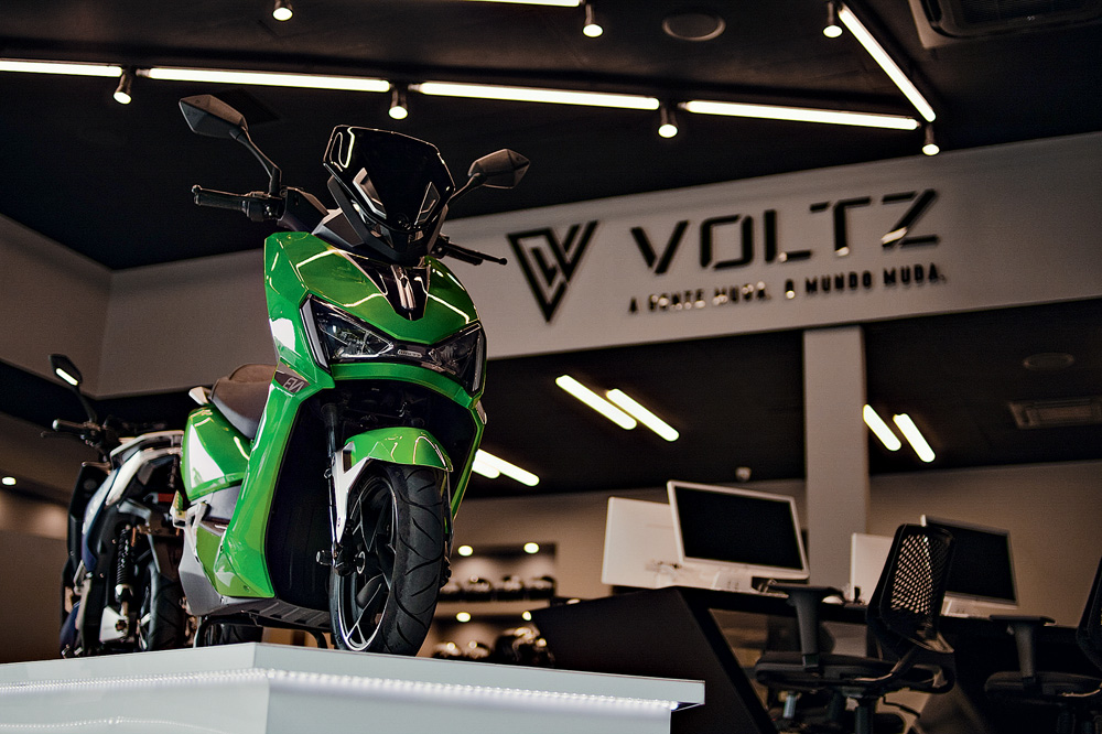 Moto EV1 exposta na loja da Voltz