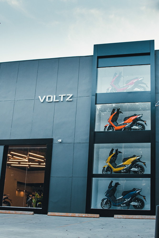 Loja da Voltz com modelos de EV1 na fachada