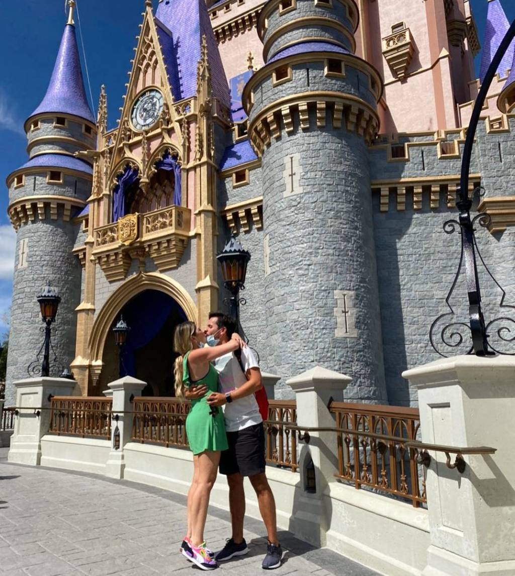 Dani Calabresa é pedida em casamento em frente a castelo da Disney