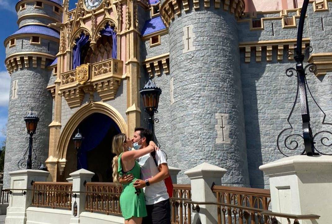 Dani Calabresa beijando seu noivo em frente ao castelo da Cinderela na Disney
