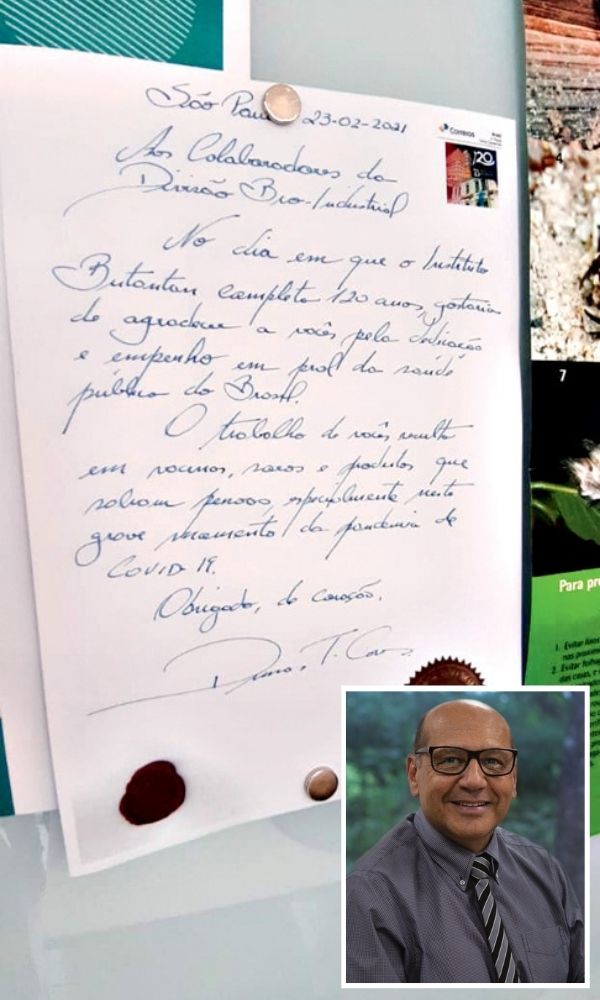 Carta escrita a mão por Dimas Covas. No canto inferior esquerdo da imagem, um retrato 3x4 do diretor do Butantan