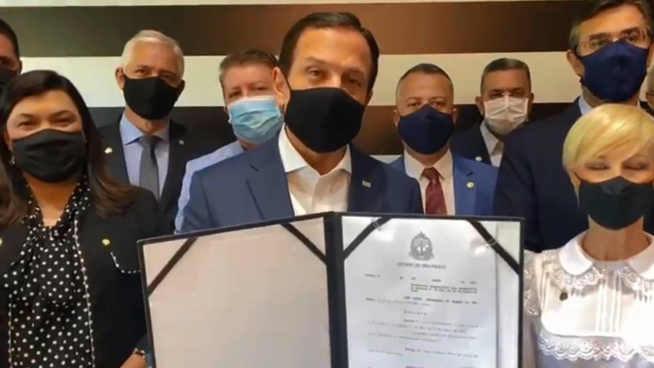 Doria segurando em mãos o decreto