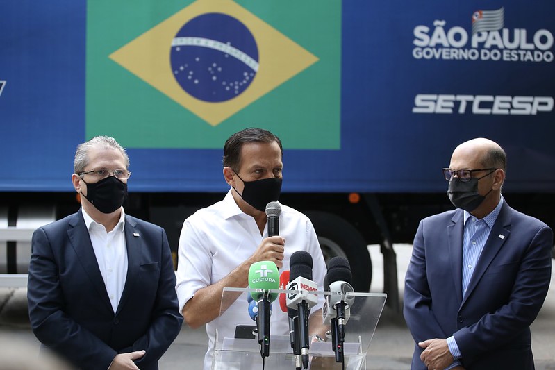 Doria falando com um microfone no Instituto Butantan