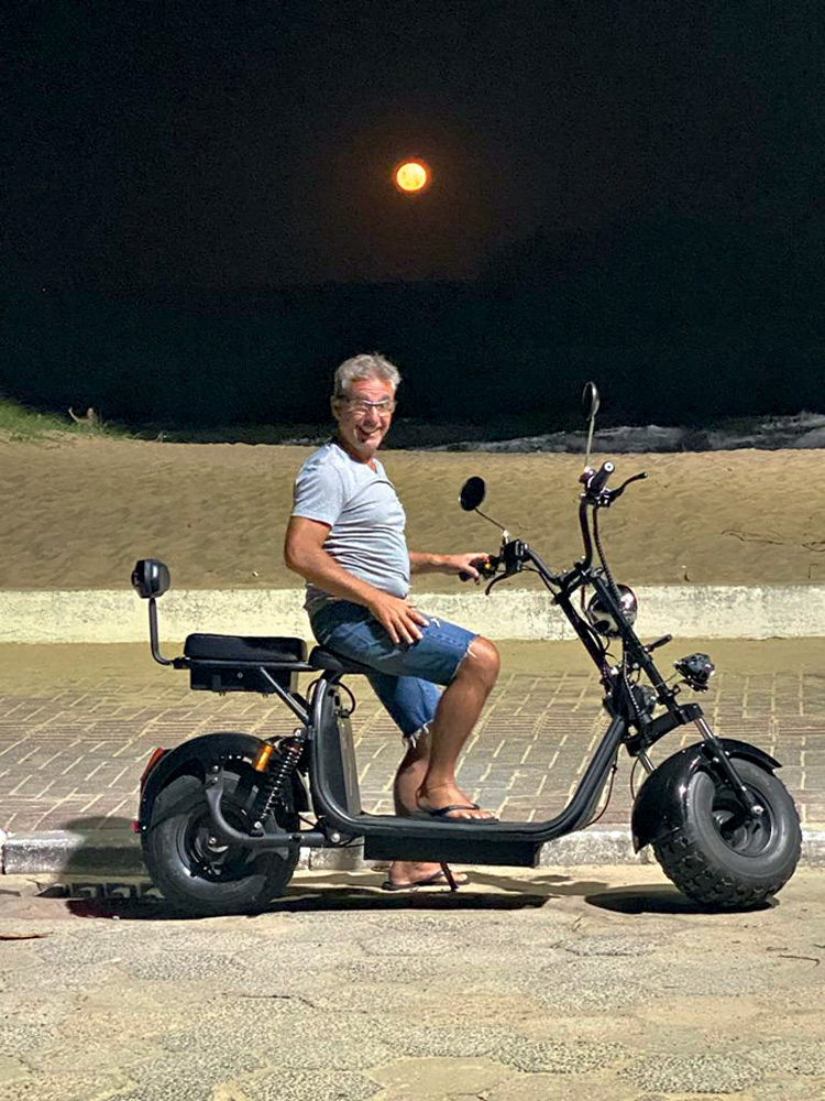 Elcio Nogueira e sua motoca sustentável