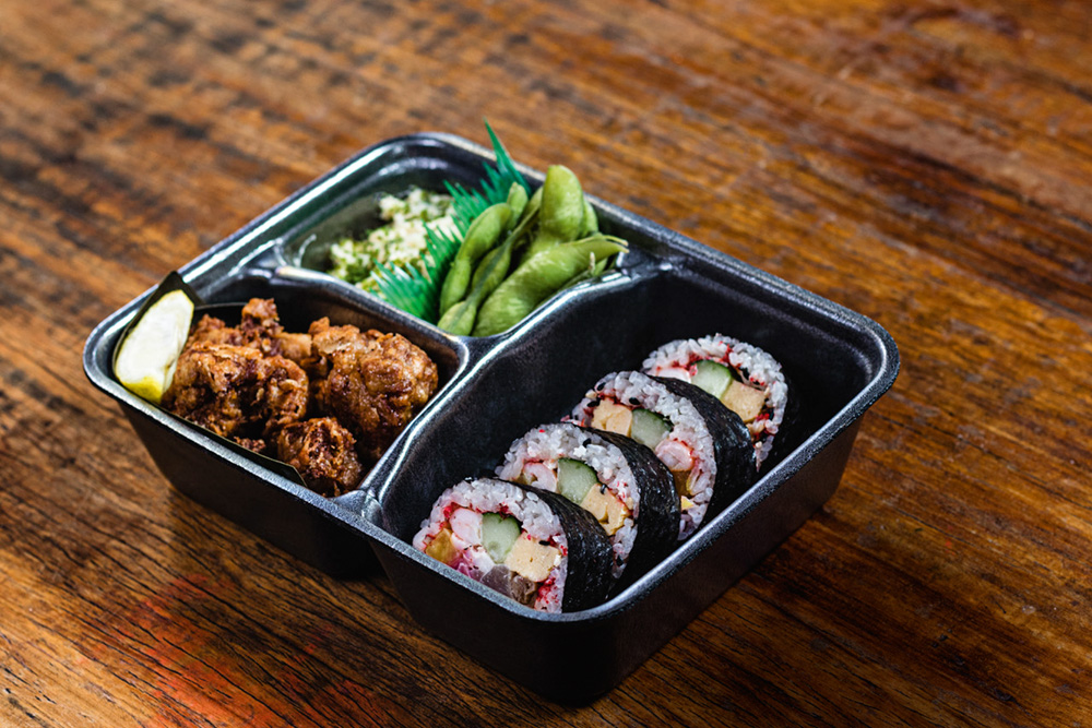 Futomaki_lado.jpeg Hirá Ramen Izakaya: futomaki ben com sushis enrolados