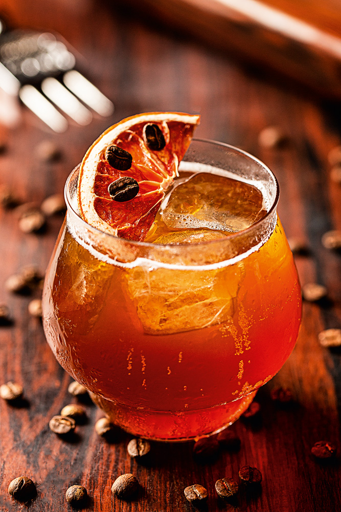 Perseu Coffee House – coffee mule Perseu Coffee House: drinque coffee mule com rum jamaicano, xarope de mel, angostura e infusão dos grãos