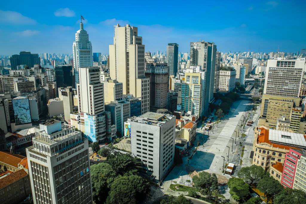 Sampa Sky, no Mirante do Vale: vista para Farol Santander e Vale do Anhangabaú. A foto exibe prédios do Centro e a vista para o Vale do Anhangabaú.