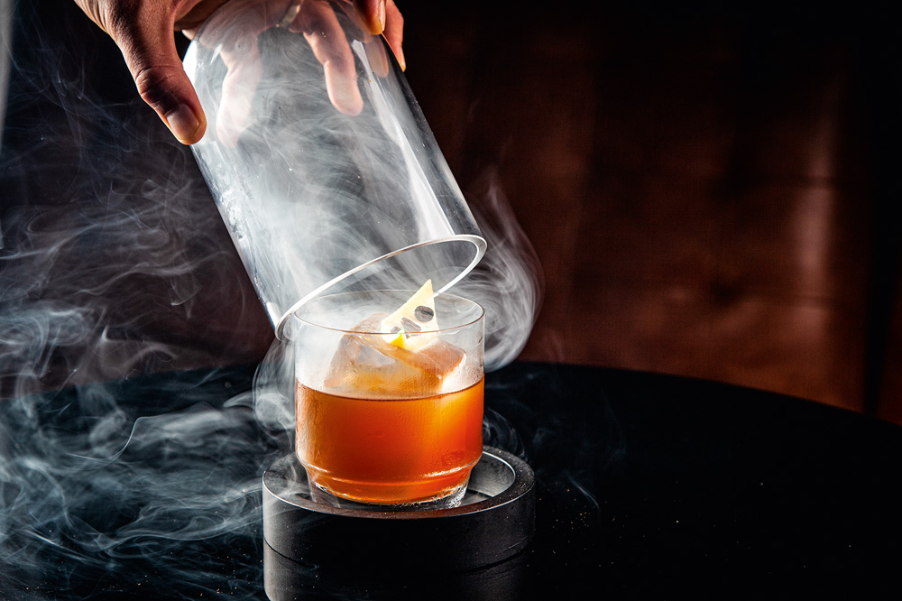 Smoky bulleit: servido esfumaçado no Santana Bar