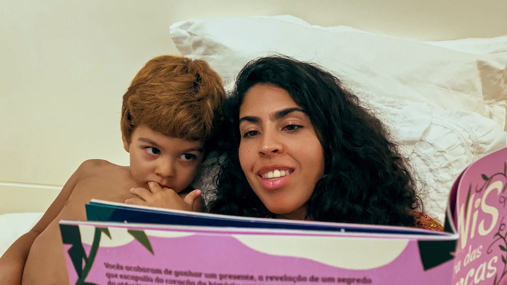 TiNis_Ep05_03.jpg Bela Gil e filho Nino com livro TiNis