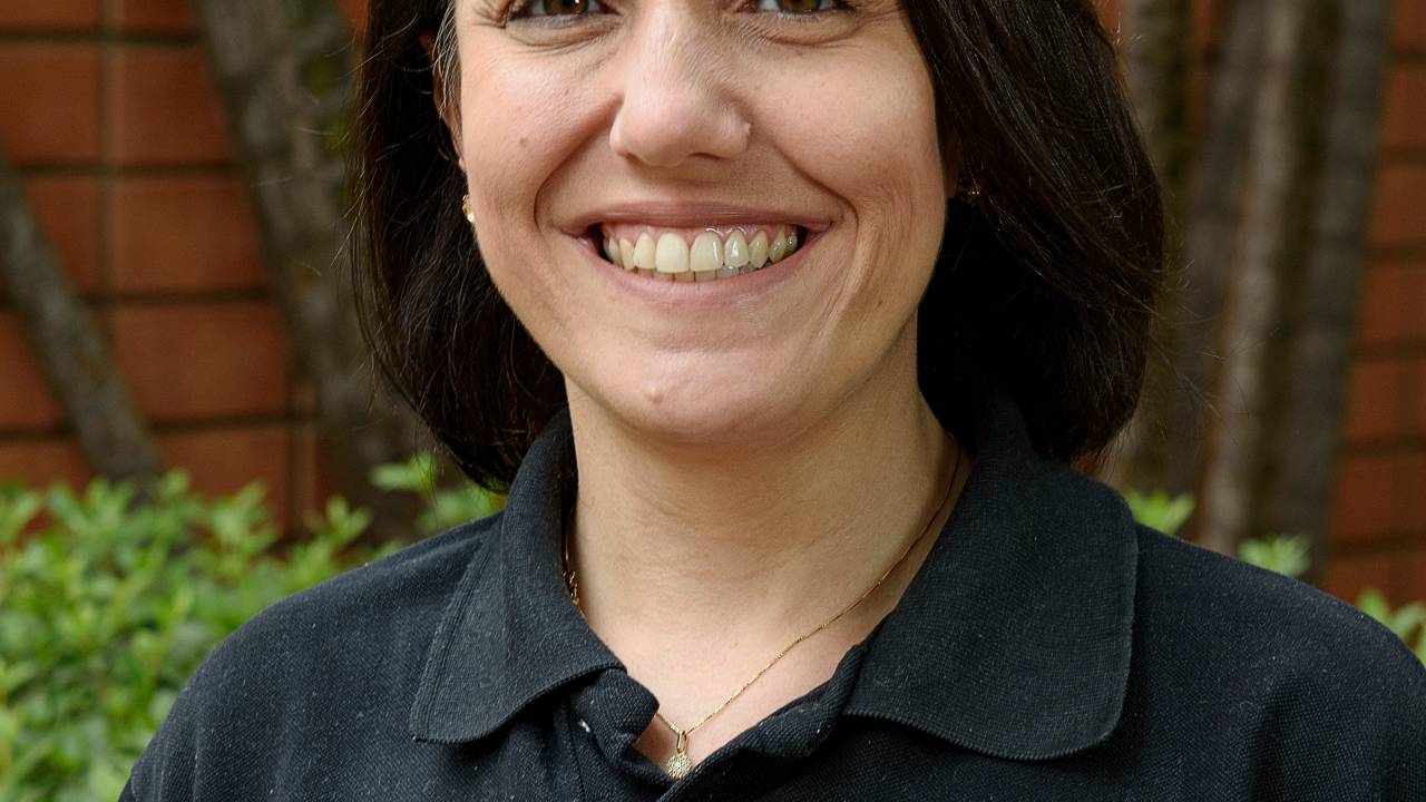 Wandreza Bayona, diretora executiva do Instituto Ser +, posa em retrato sorrindo e vestindo camisa preta.