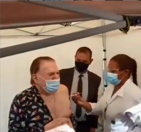 Silvio Santos recebendo vacina no braço