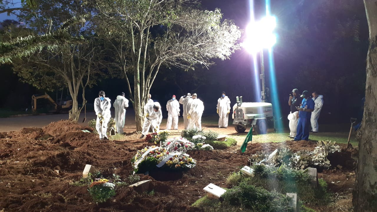 Testes de iluminação são realizados no Cemitério da Vila Formosa