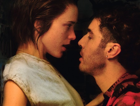 Química entre Stacy Martin e Tahar Rahim faz a diferença em Apostando Alto